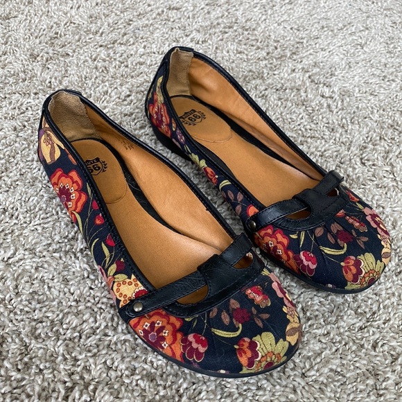 Floral flats - Picture 1 of 5